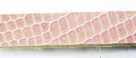 Bőr karkötőalap, 6x1 mm, púderrózsaszín lakk, kígyóbőr mintás ,5db