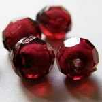 Fazettázott fehér belsejű gyöngy